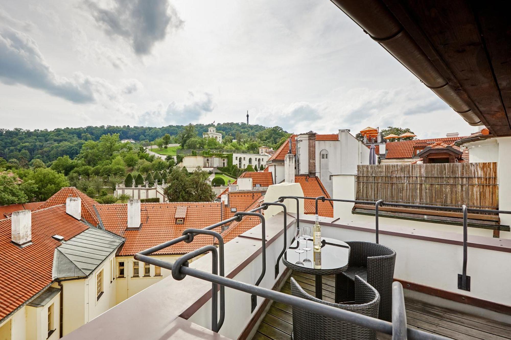 At The Blue Lion & Parking Assistance Apartment Prague Exterior photo